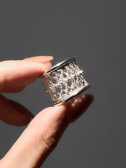 Lace cage band
