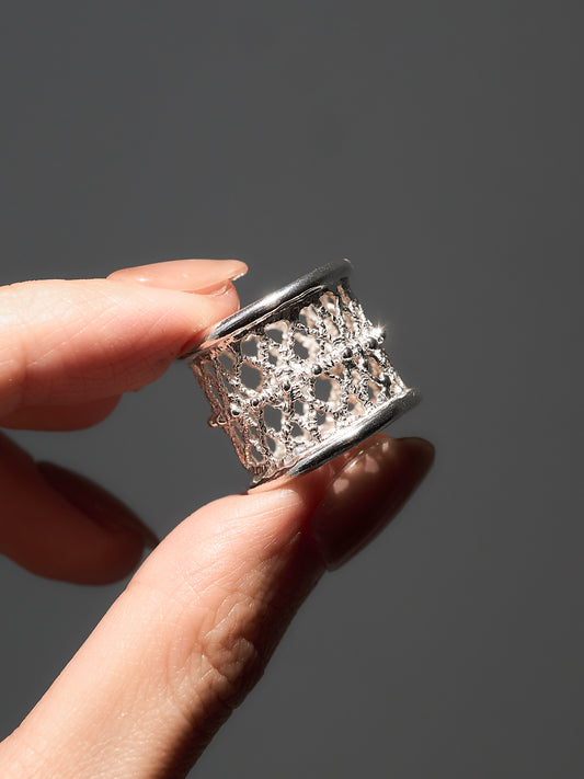 Lace cage band