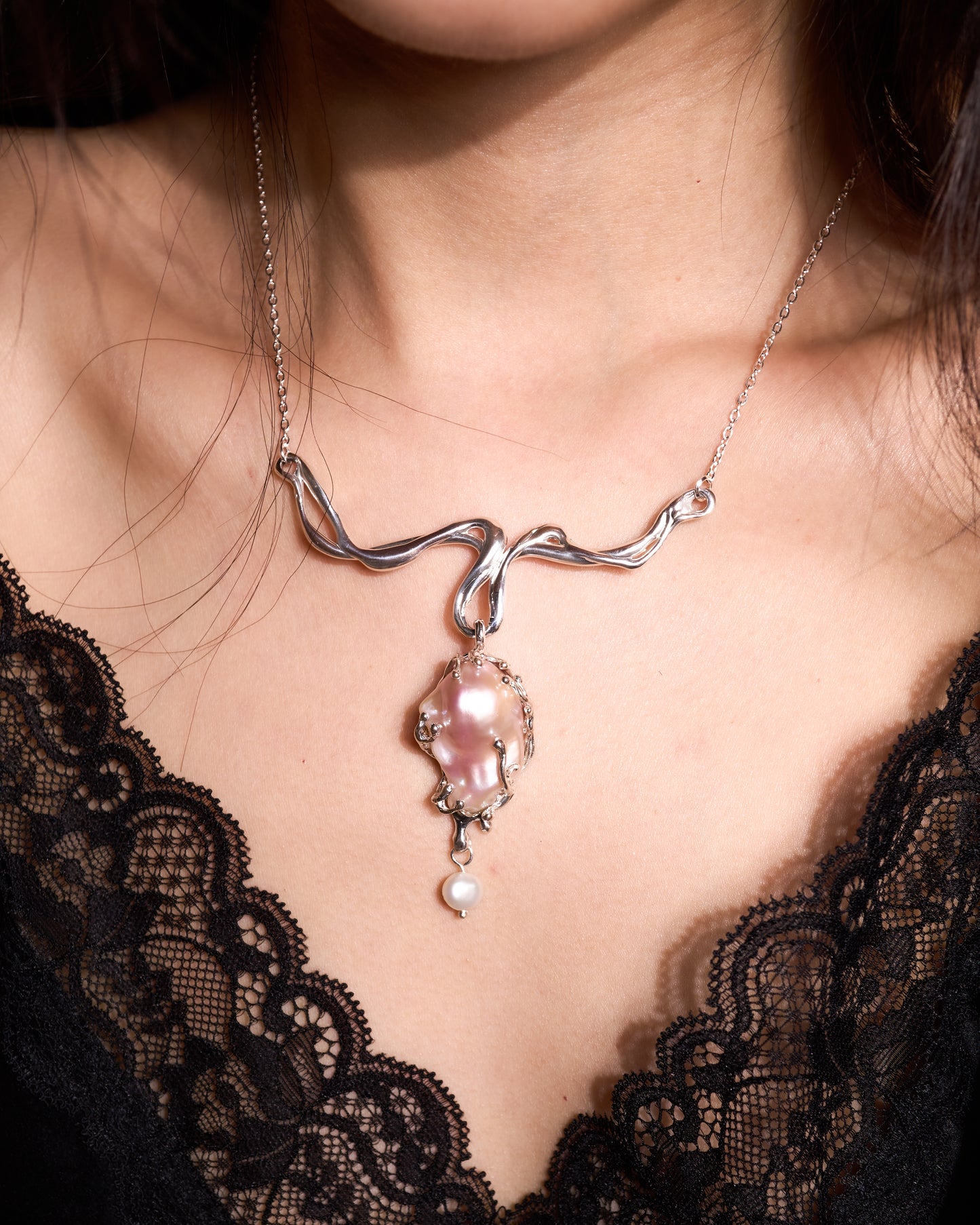 Baroque pearl wavy necklace