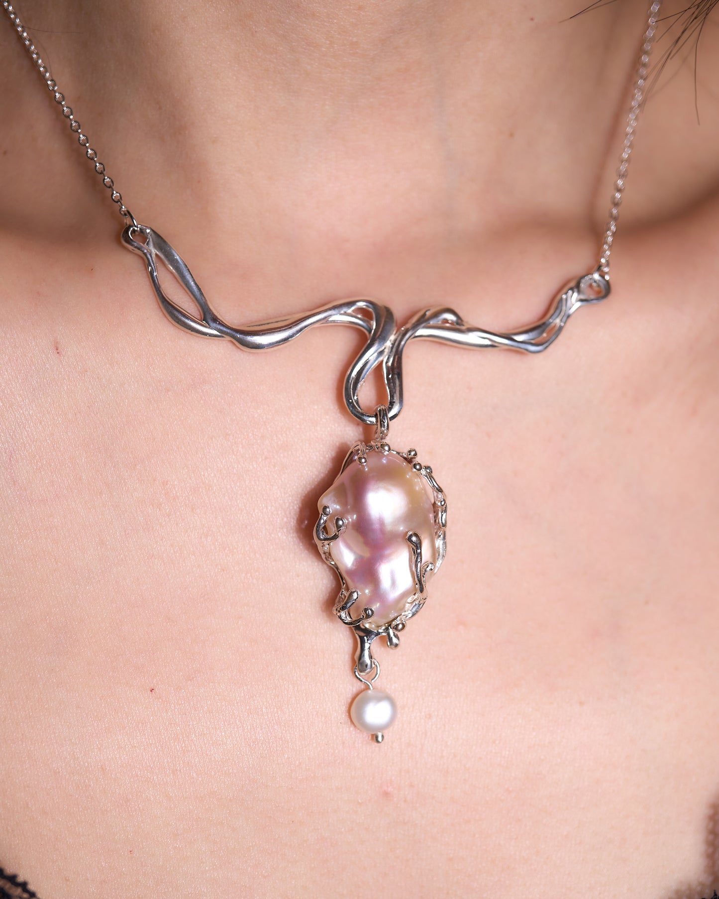 Baroque pearl wavy necklace