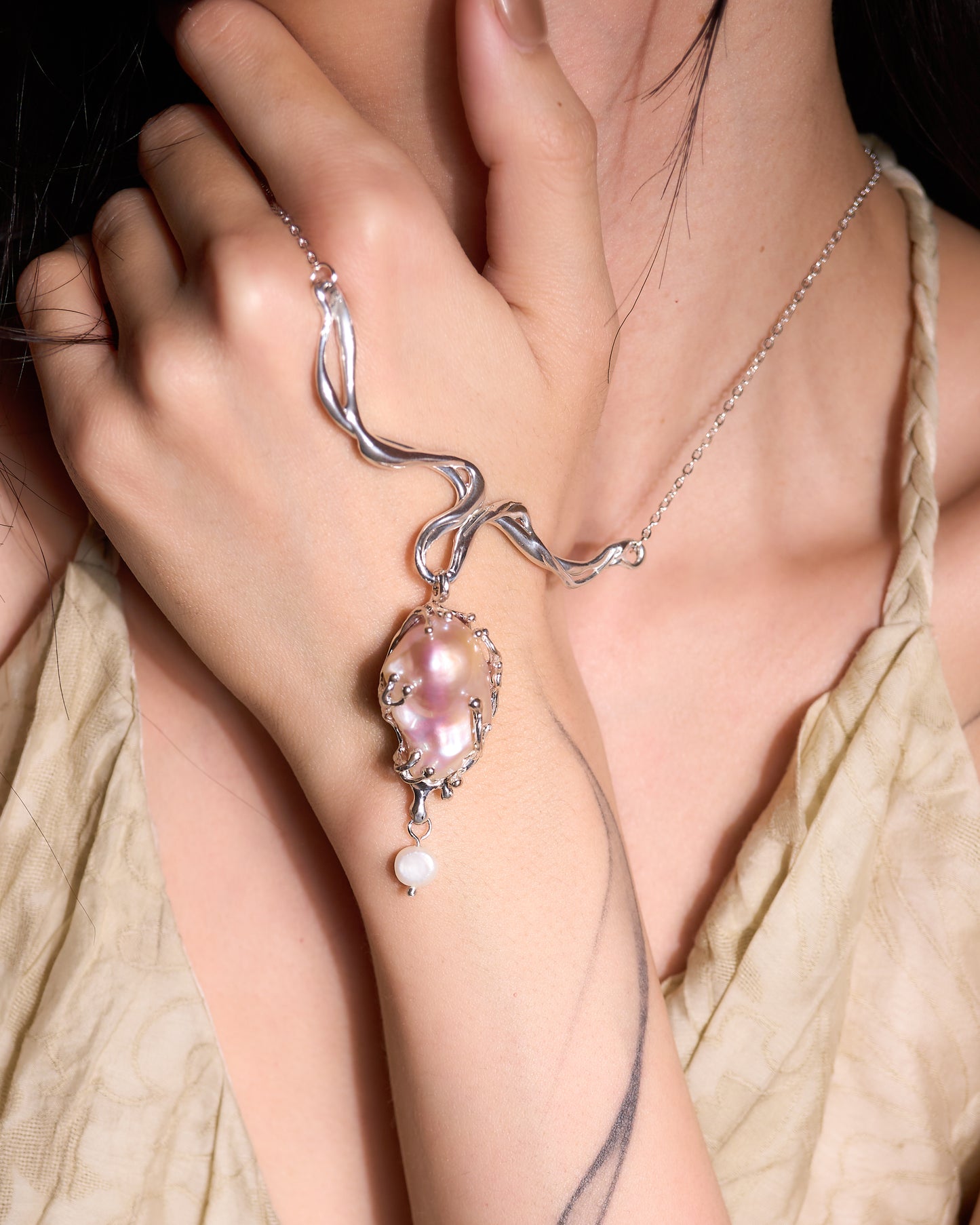 Baroque pearl wavy necklace